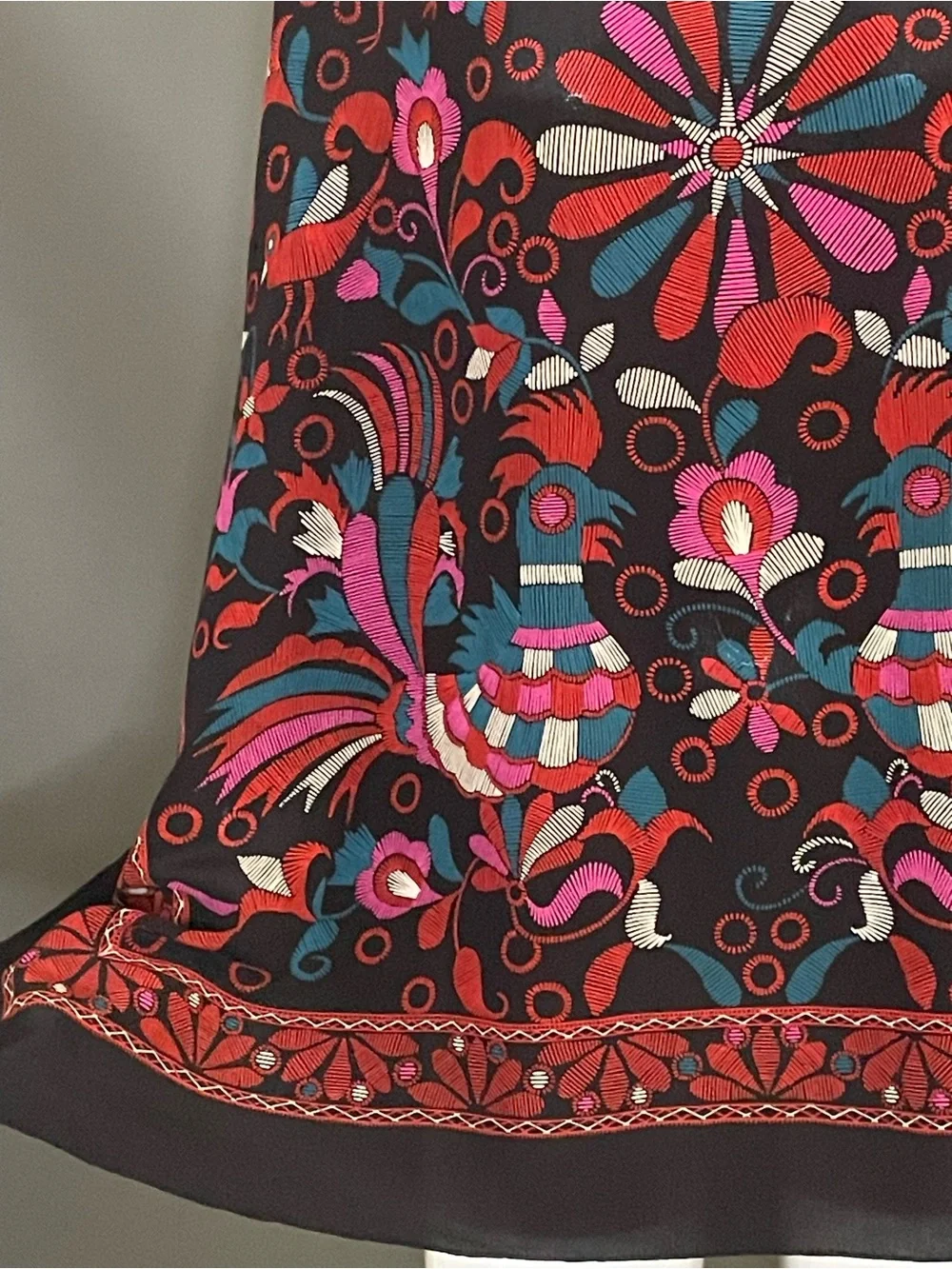 Gorg Vintage Valentino Silk Scarf 30 In Sq Excellent Condition